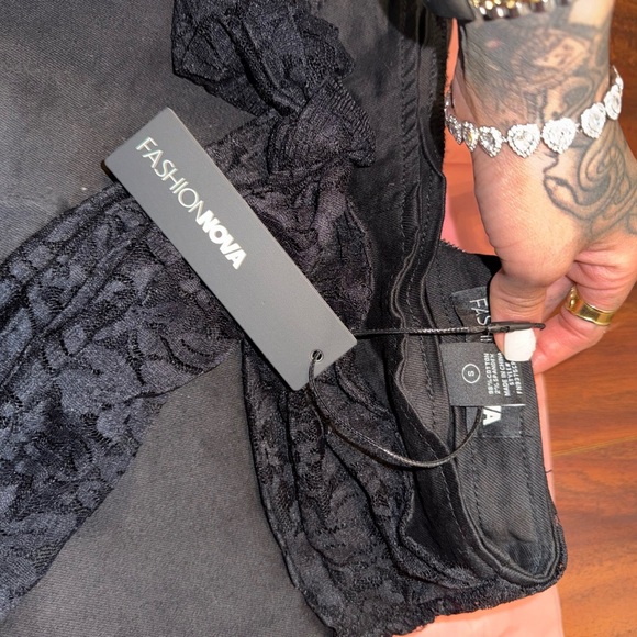 Fashion Nova Black capri - Picture 3 of 6